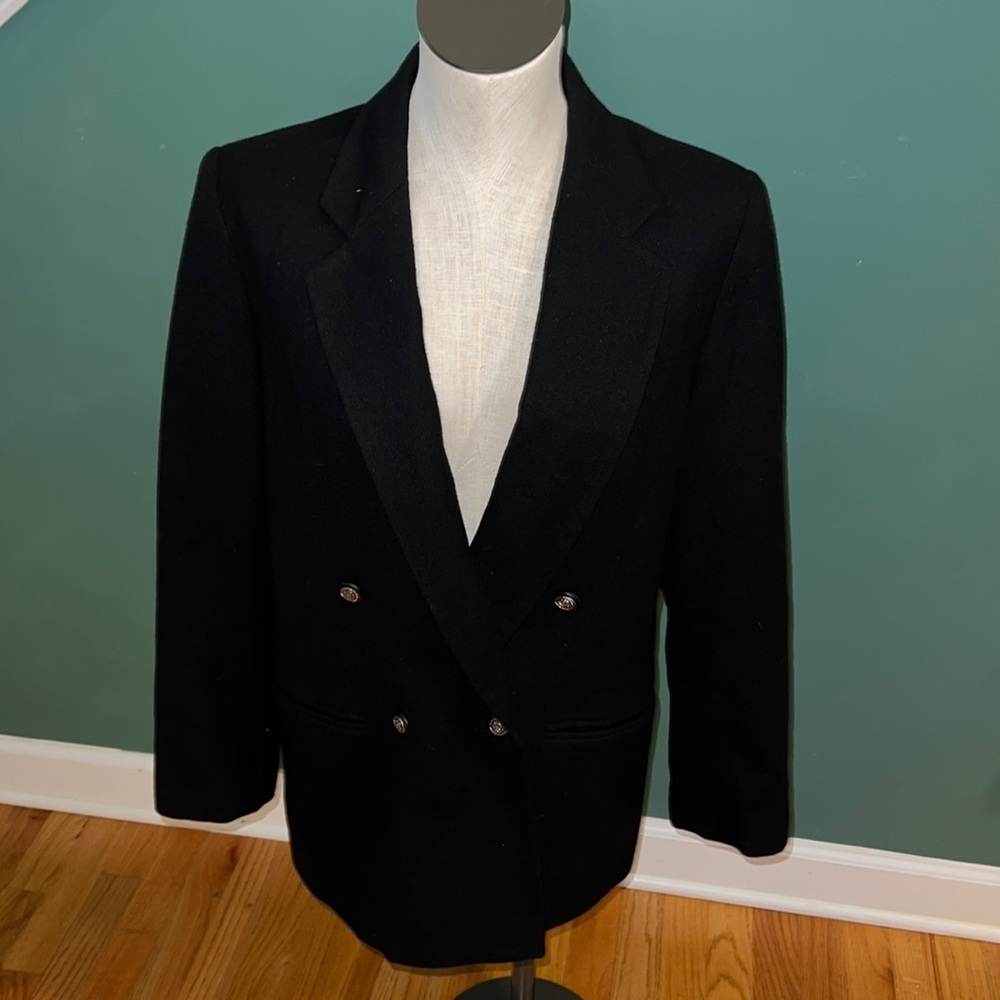 Womens Requirements double-breasted, wool jacket featuring gold buttons, size 10